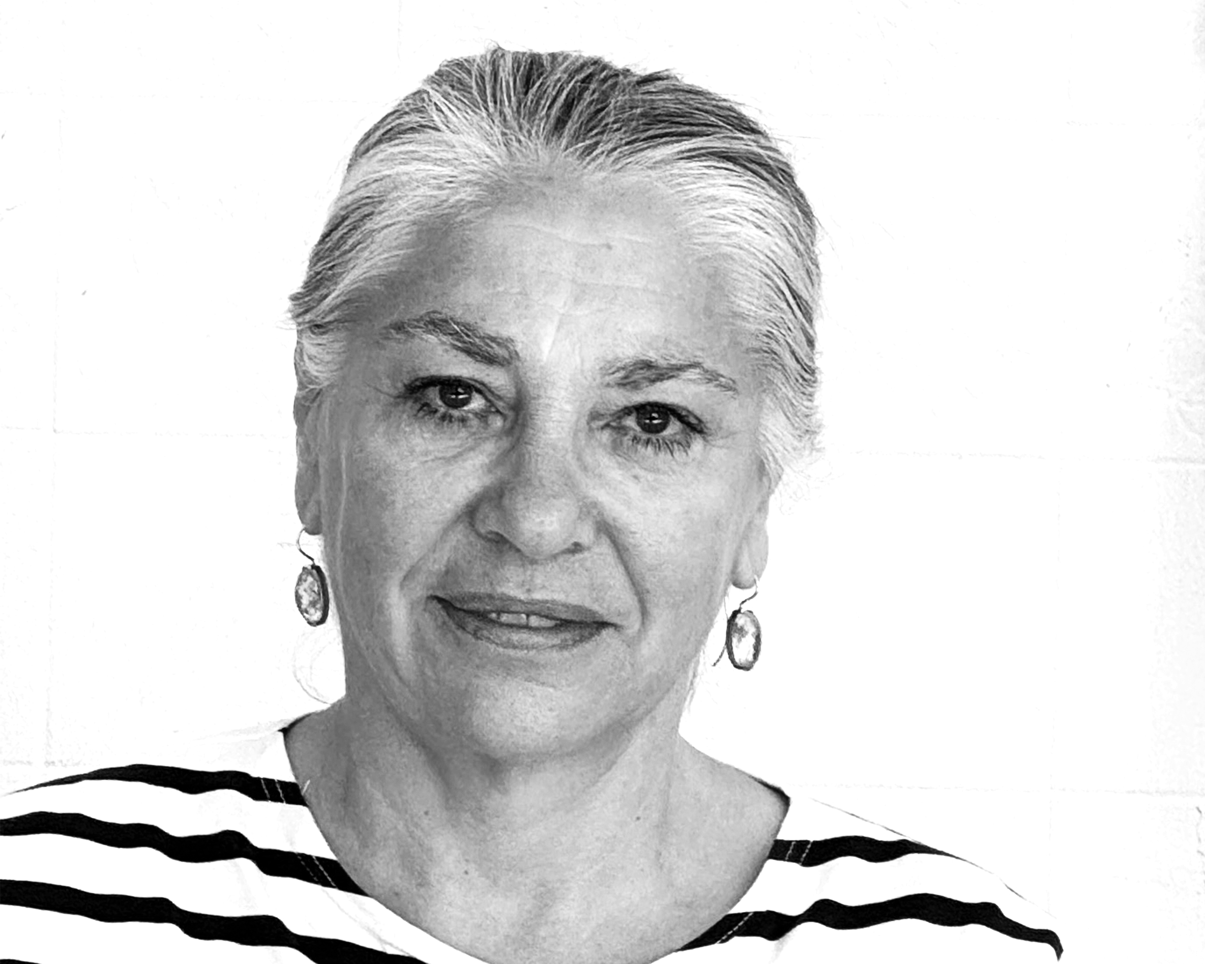 Porträt einer gutaussehenden Dame um die 60, graue Haare zum Zopf gebunden, Ohrhänger, Streifen-T-Shirt