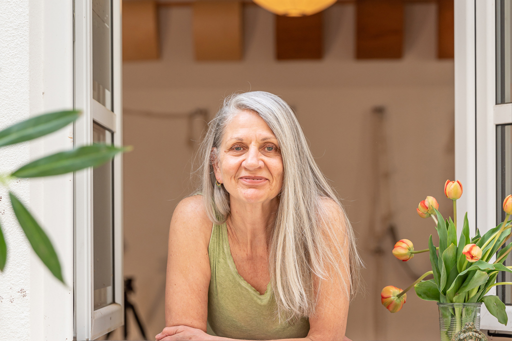 Monika Hübner schaut aus einem der Fenster der Yogashala