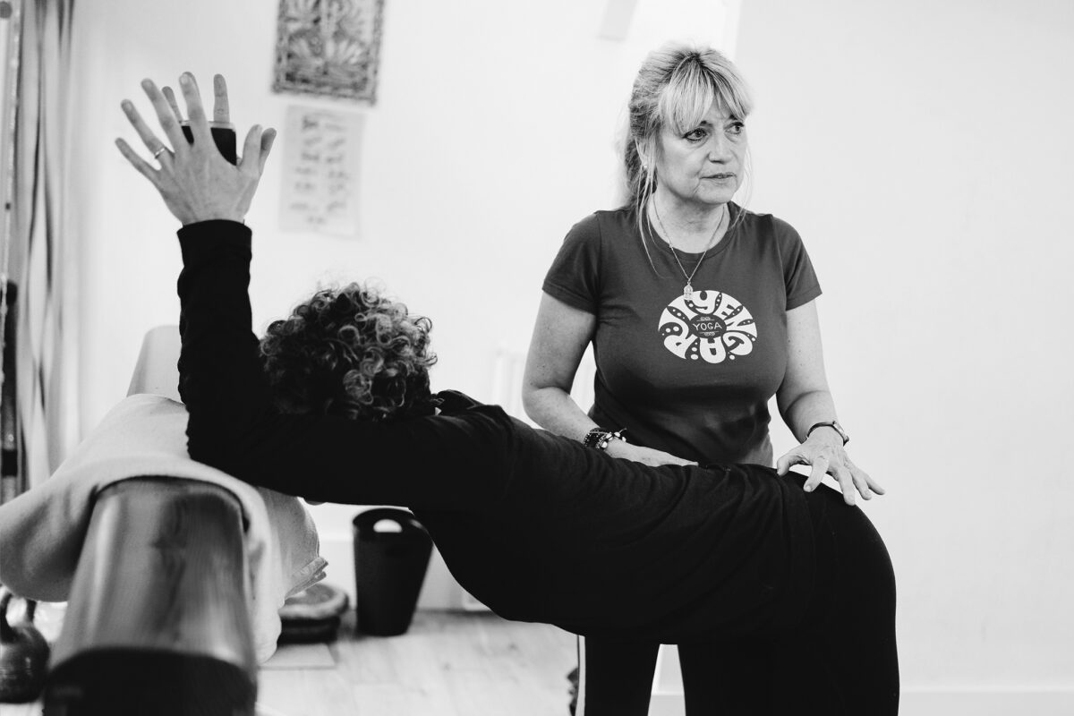 Jayne Orten korrigiert eine Schülerin, Schwarzweißaufnahme