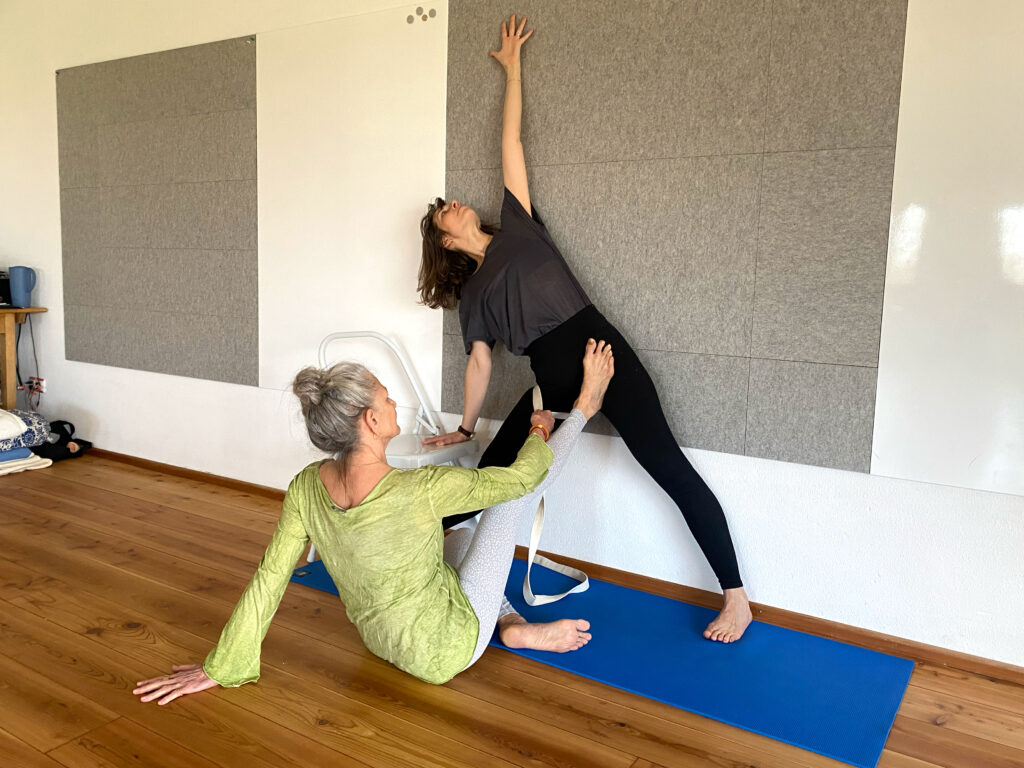 Monika Hübner und Elisa Pedrozo üben Trikonasana mit Iyengar-Yoga-Props