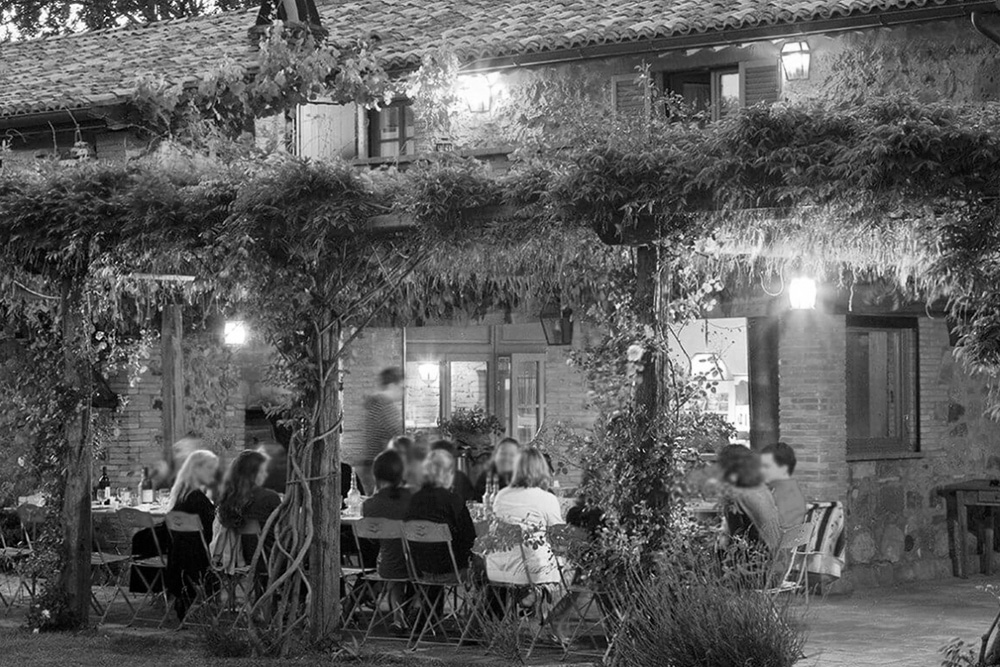 Yogaschüler auf lauschiger Veranda in Italien