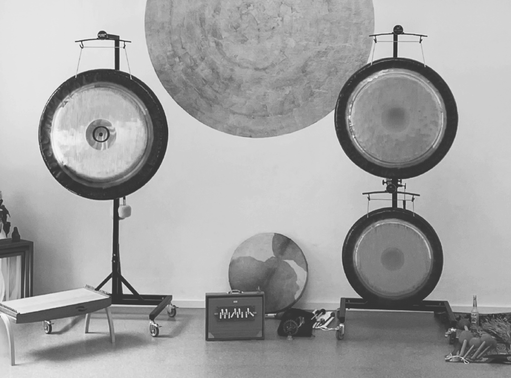 Gongs stehen im Yogashala-Studio