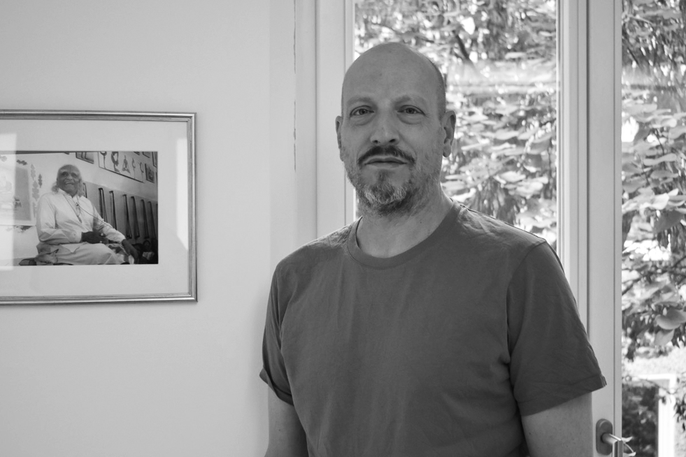 Dr. Hermann Traitteur vor einem Bildnis von BKS Iyengar