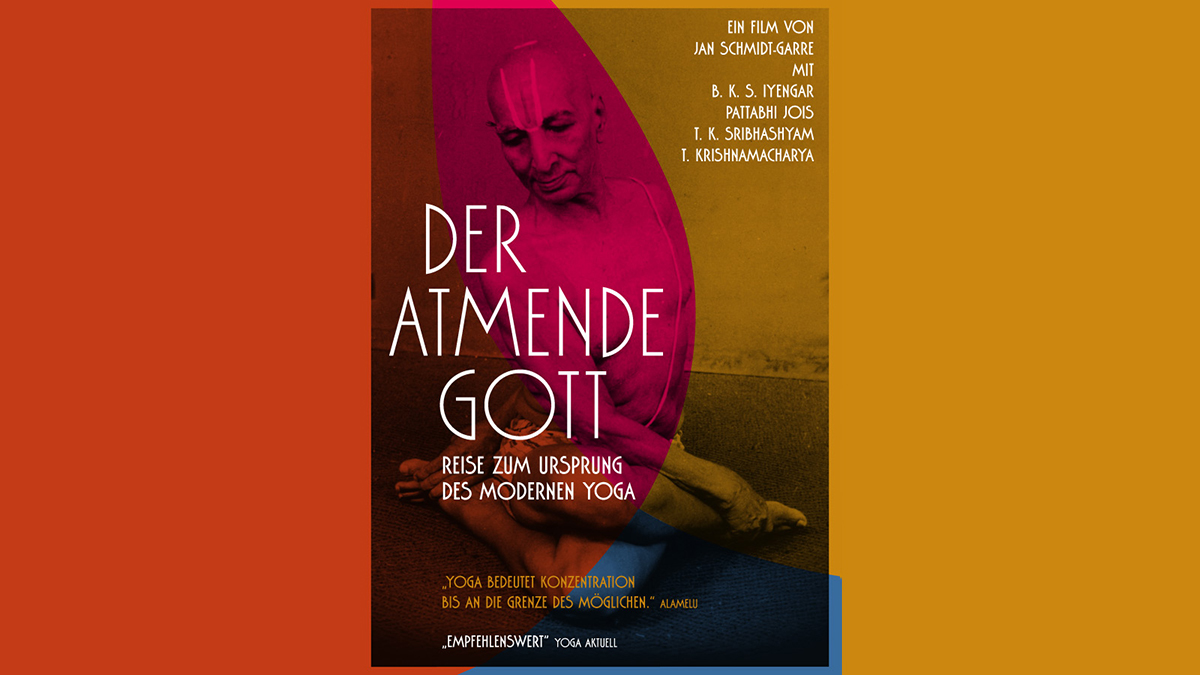 Filmplakat "Der atmende Gott", ein kahlköpfiger Mann übt lächelnd eine Yogahaltung