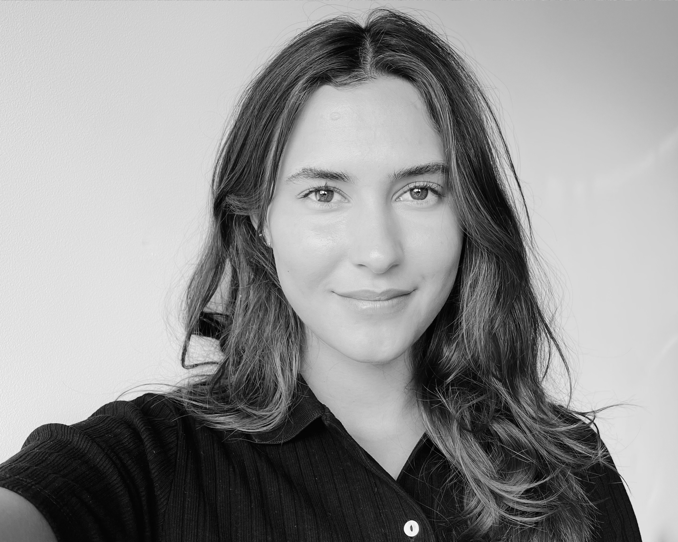 Selfie einer jungen Frau mit langen braunen Haaren, sie lächelt