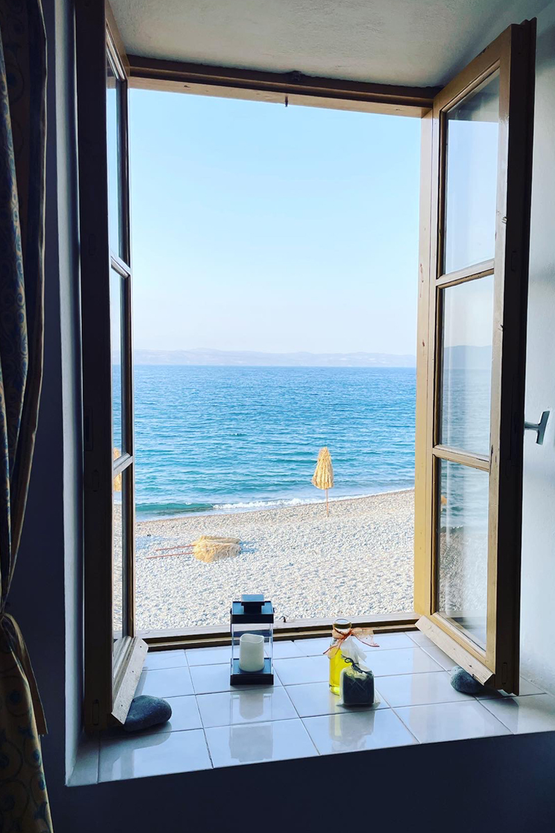 Blick vom Hotelzimmer auf einen griechischen Strand mit Meer