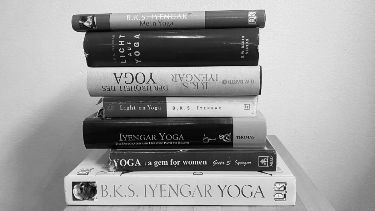 Stapel von Büchern zum Thema Iyengar-Yoga in Monika Hübners Studio