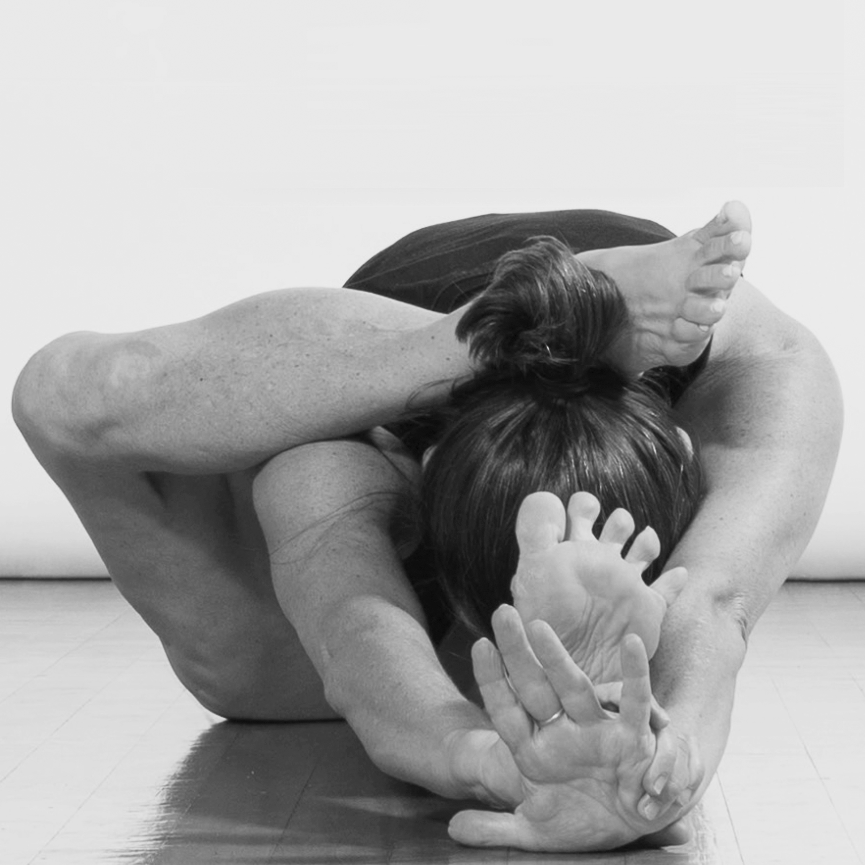 Marina Jung übt eine Vorbeuge, schwarzweiß