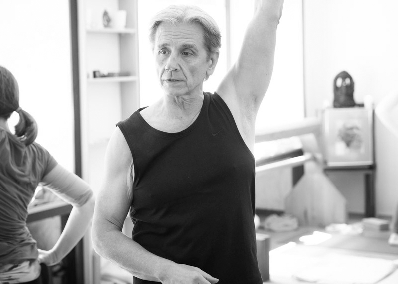 Glenn Ceresoli unterrichtet, er hebt einen Arm nach oben, er spricht