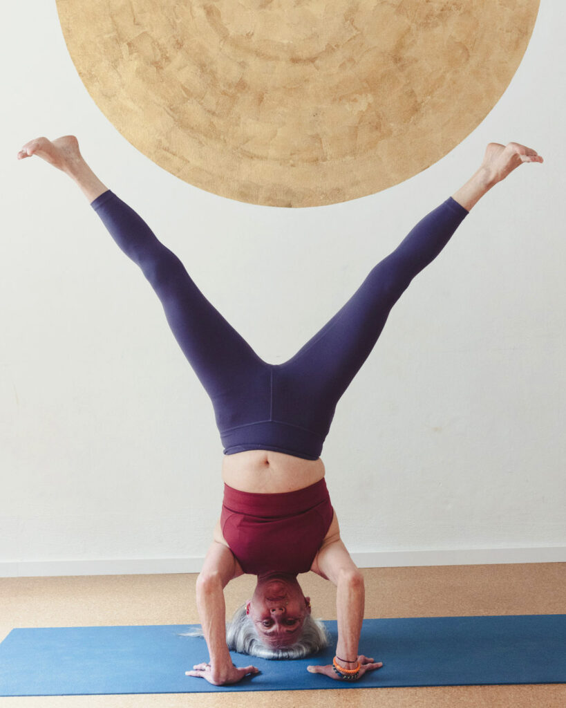 Monika übt Kopfstand im Yogashala