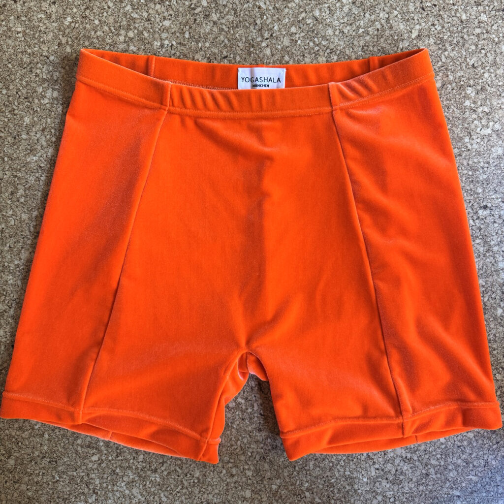 kurze orange Samthose auf dem Korkboden vom Yogashala Yoga-studio