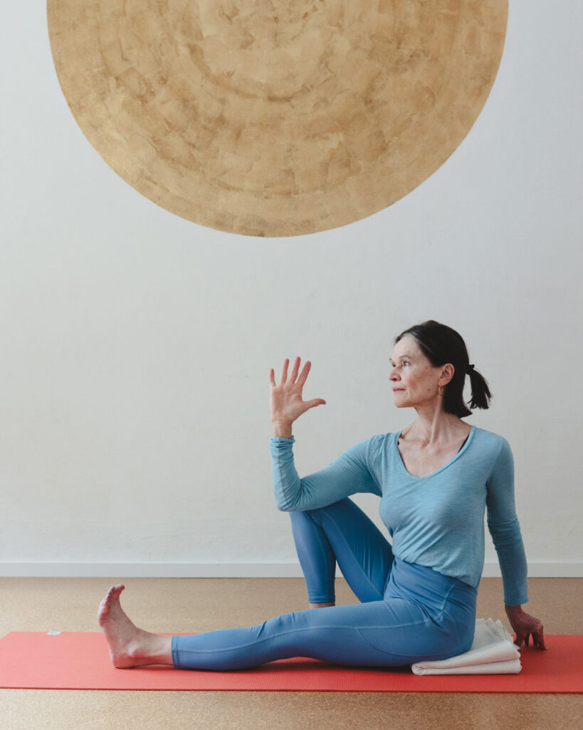 Petra Kirchmann übt Dandasana im Yogashala