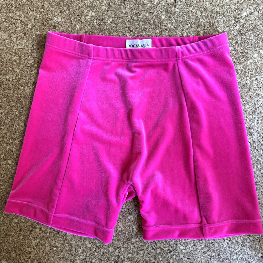 kurze pinke Samthose auf dem Korkboden vom Yogashala Yoga-studio
