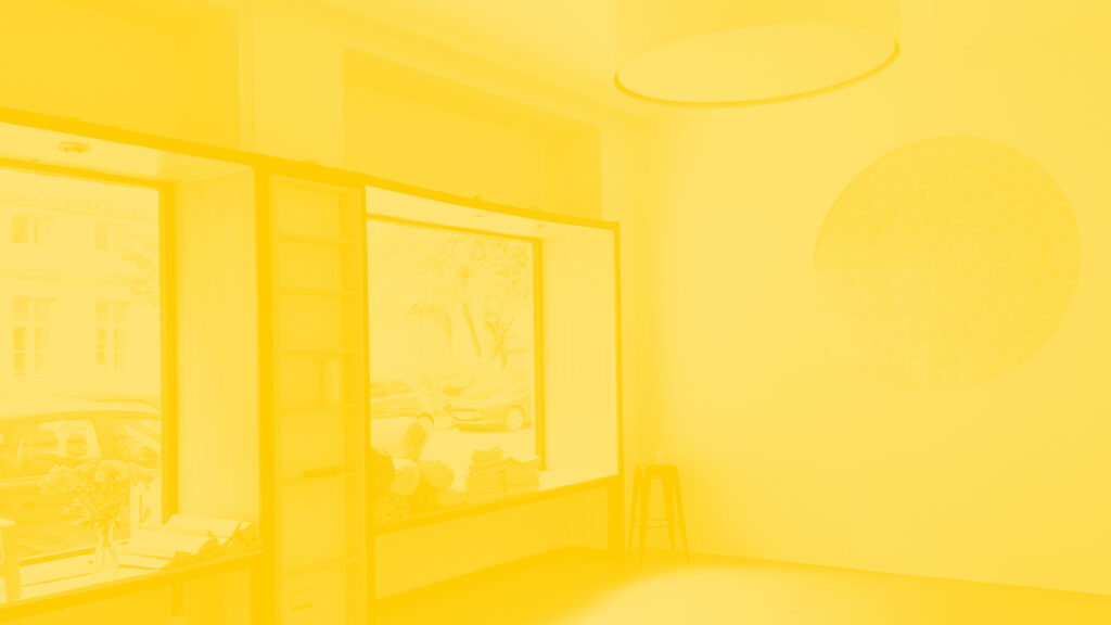 Hauptraum des Yogastudios Yogashala, gelb eingefärbt